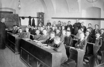 Középfokú iskolahálózat és városállomány Magyarországon 1910-ben. Az iskolai pályaválasztás szabadságfoka